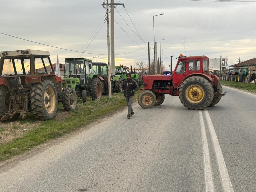 Στεφανοβίκειο: Αγρότες έκλεισαν την παλαιά ΕΟ Λάρισας - Βόλου  και έβαλαν φωτιά σε μπάλες άχυρου