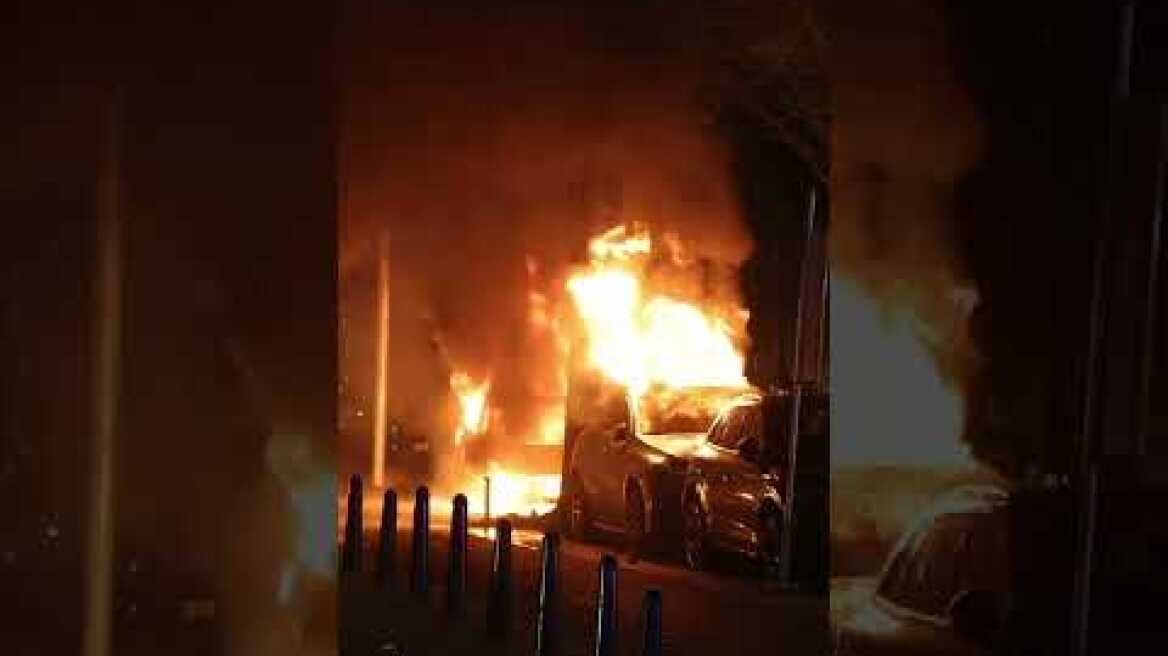 Politieauto's in brand bij rellen Den Haag | #shorts