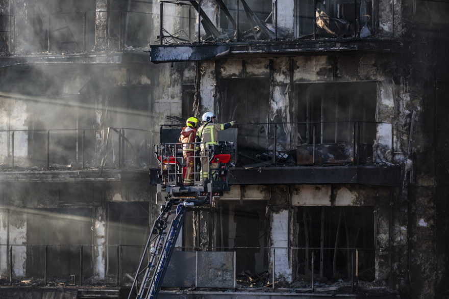 Valencia fire: At least four dead after apartment blocks blaze in Spain | BBC News