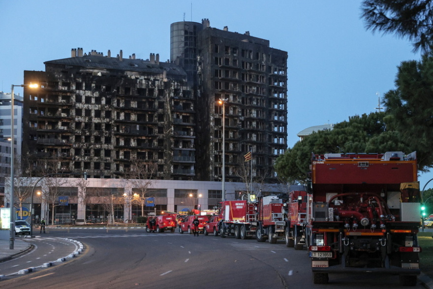 Deadly fire engulfs entire apartment building in Valencia, Spain